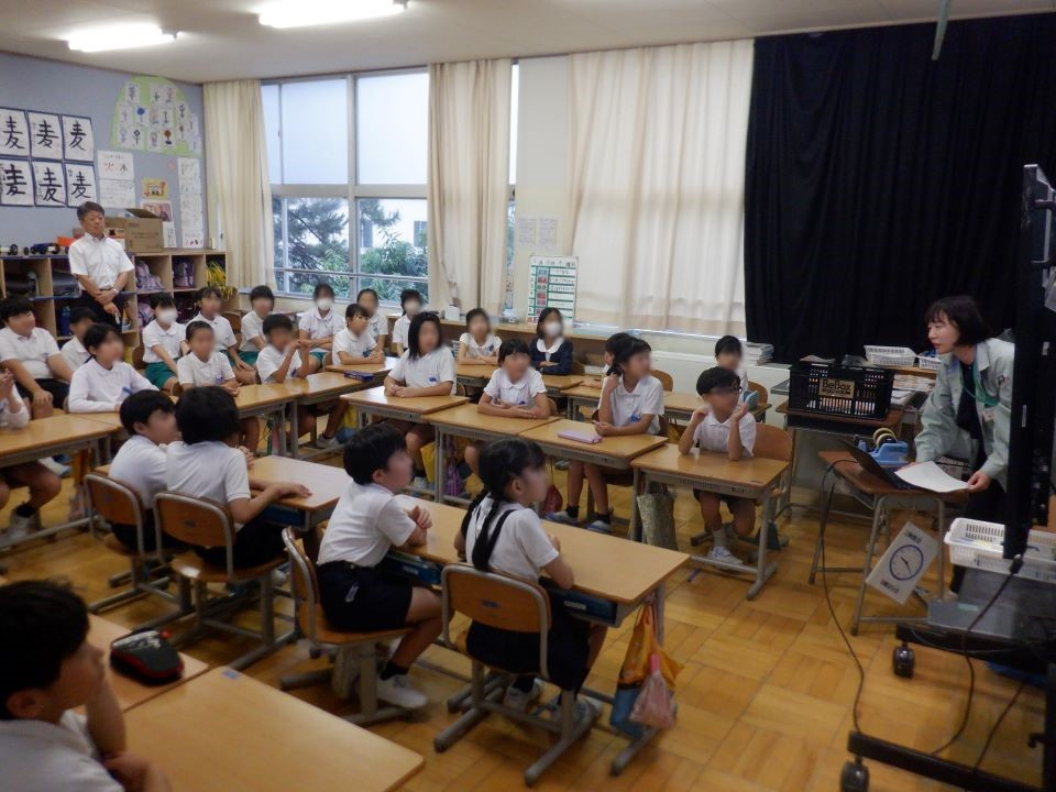 西荒屋小学校、鶴ケ丘小学校での事前学習会の様子
