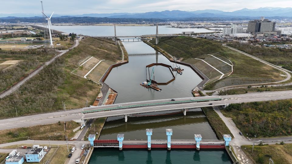 仮締切工の鋼矢板打設