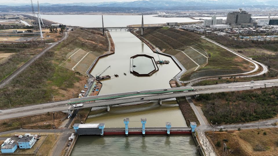 桟橋工の主桁設置