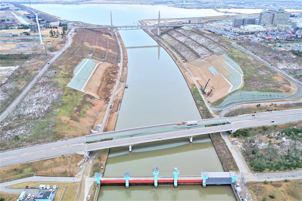 浸食防止マット敷設工を実施中