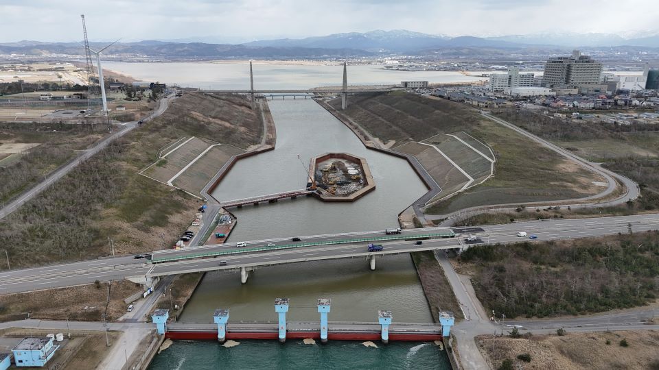 仮締切内にて地盤改良