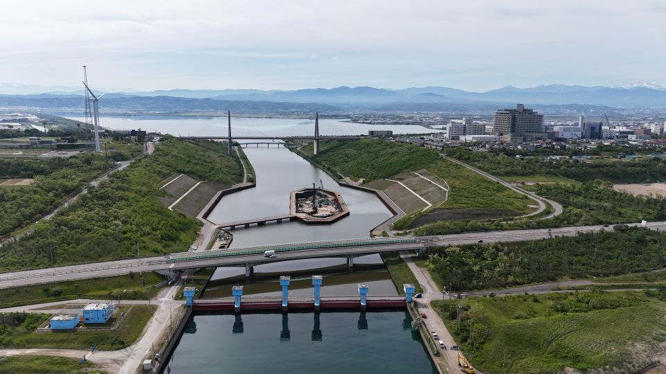 鋼管杭打設を実施中