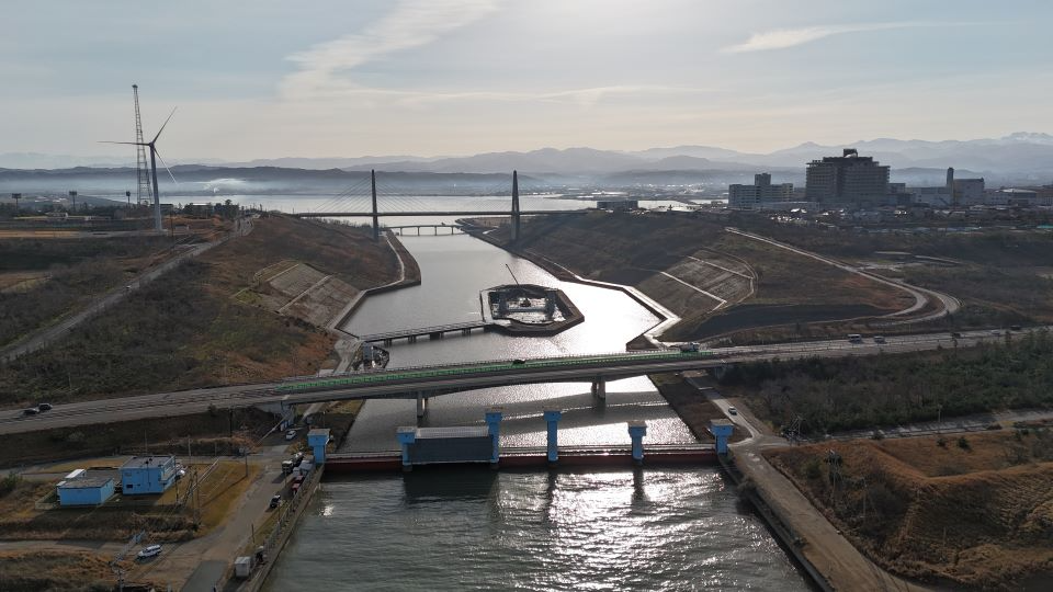 ゲート据付工事を実施中