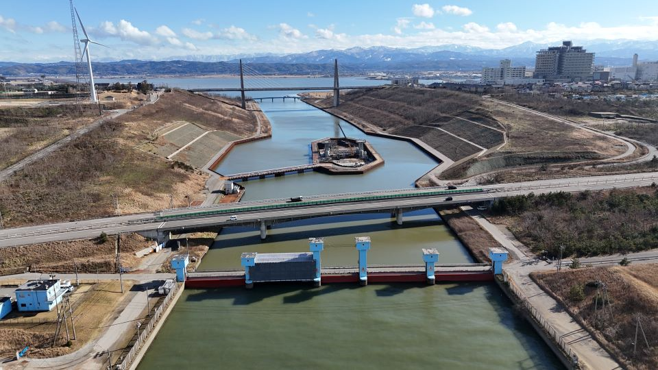 ゲート据付工事を実施中