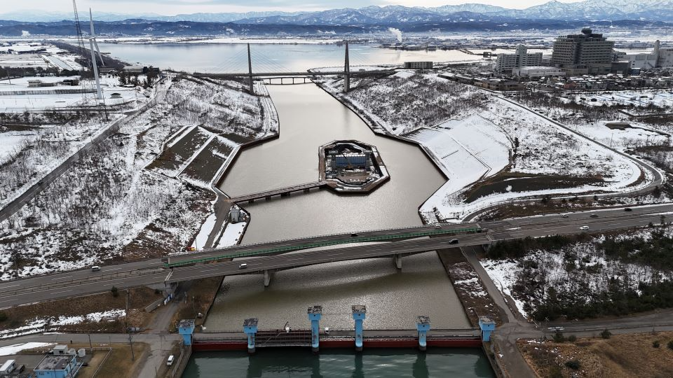 ゲート据付工事を実施中