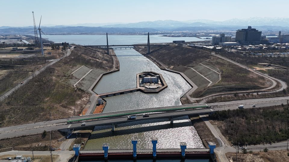 ゲート据付工事を実施中