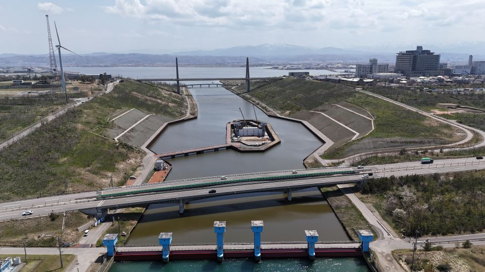 仮締切建込部の施工を実施中