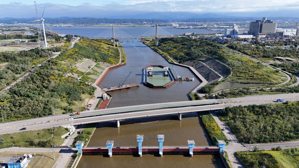 河川内：1期仮締切工&nbsp;鋼矢板引抜を実施中