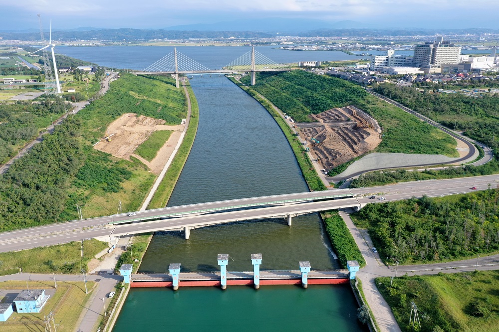 法肩に排水路を設置中