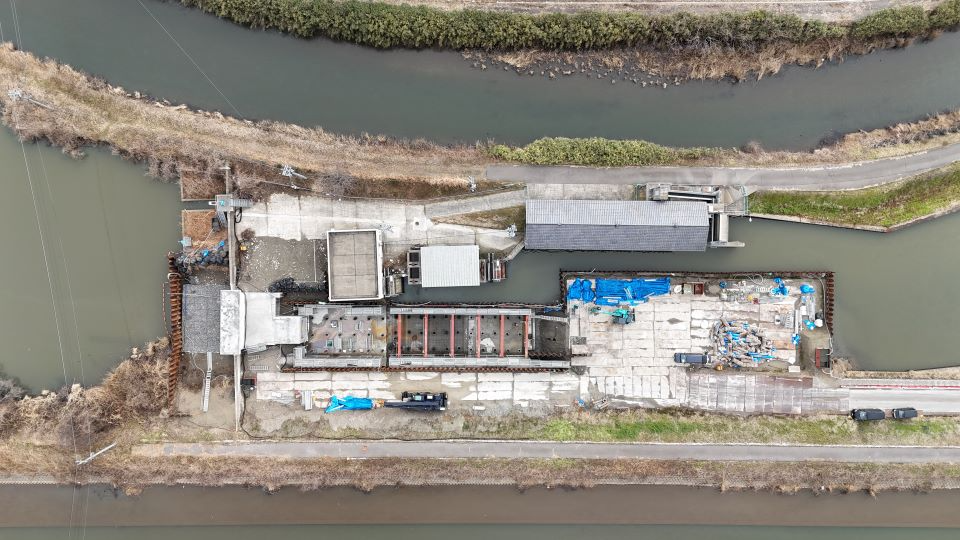 吐出し水槽 杭頭処理を実施中