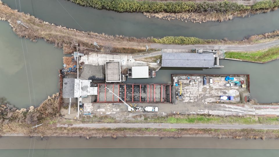 吐出し水槽 杭頭処理を実施中