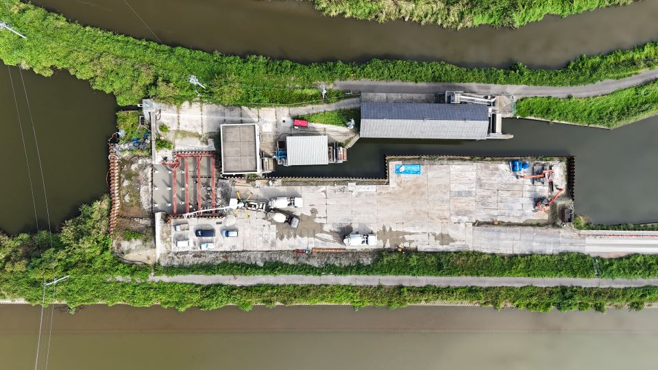 排水門均しコンクリート打設を実施中