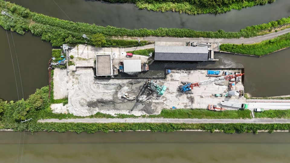 吸込水槽吞口部基礎杭打設を実施中