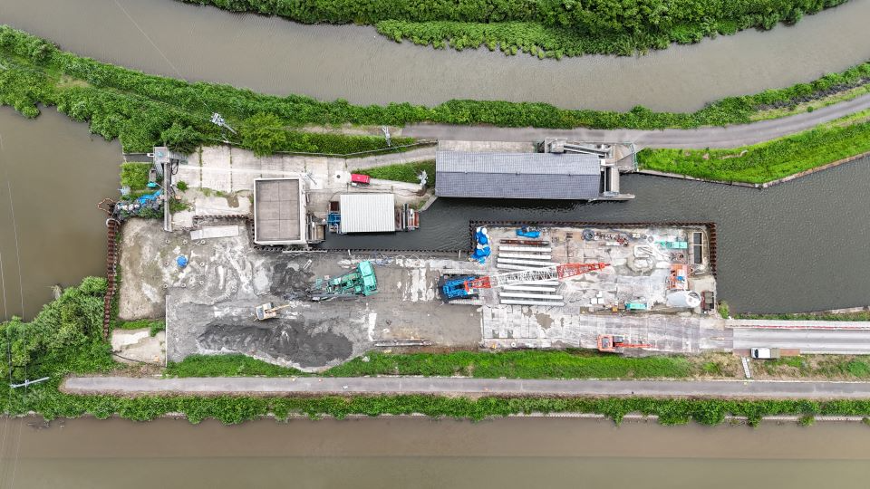 吸込水槽本体部基礎杭打設を実施中