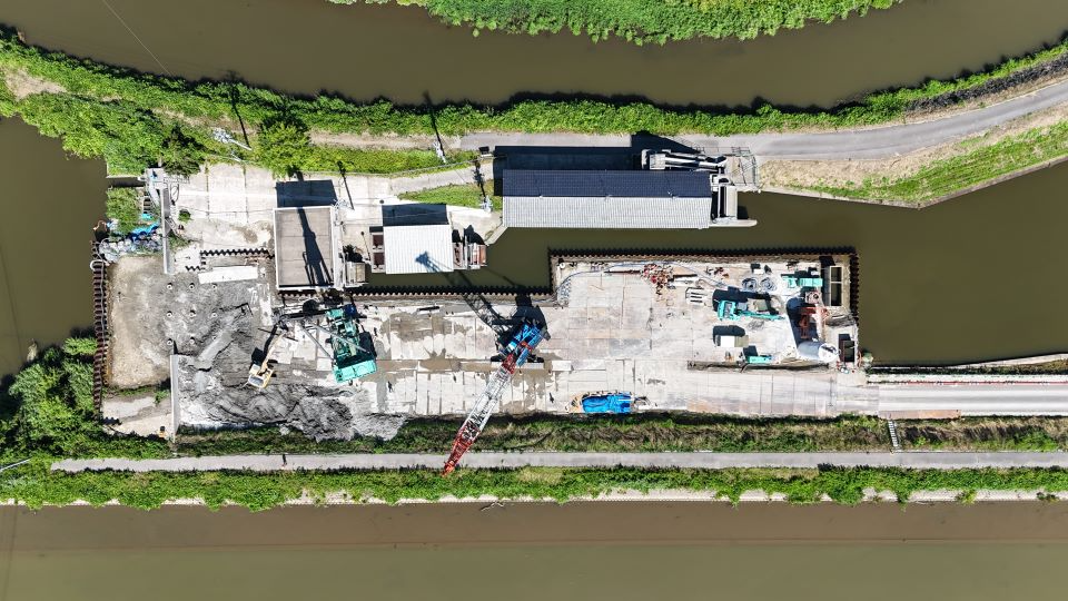 接続暗渠基礎杭打設を実施中