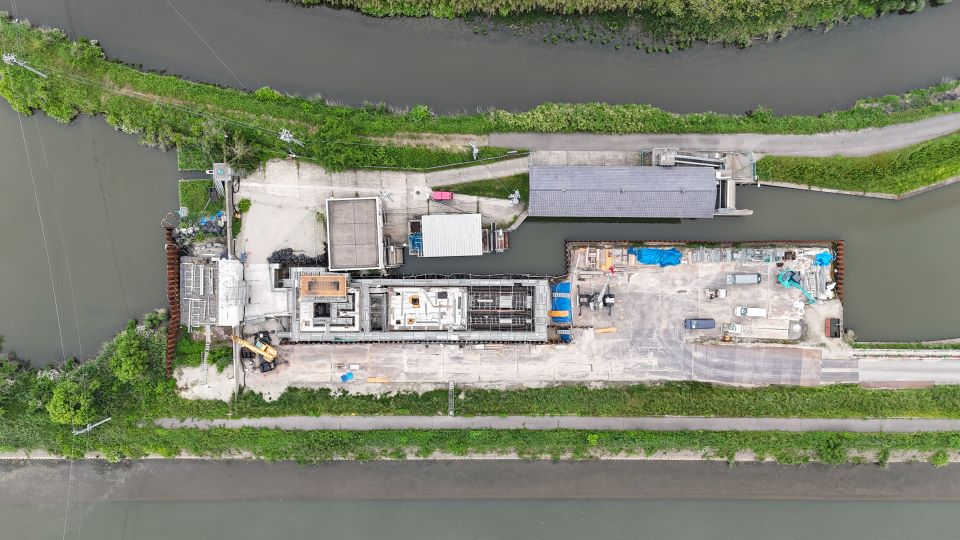 吸込水槽の頂板、吐出し水槽の操作台を施工中