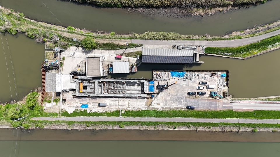 吸込水槽の側壁、吐出し水槽の頂板を施工中