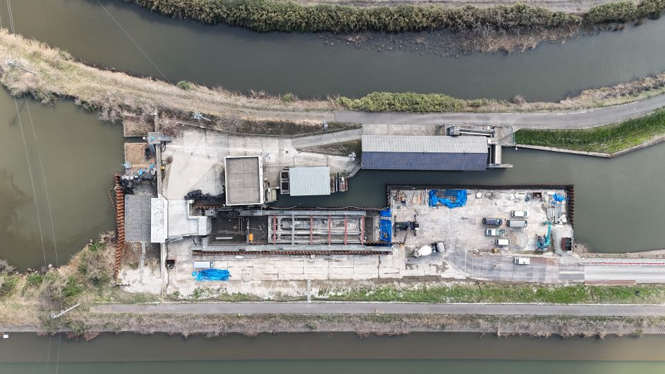 吸込水槽取付部・吐出し水槽の底版を施工中