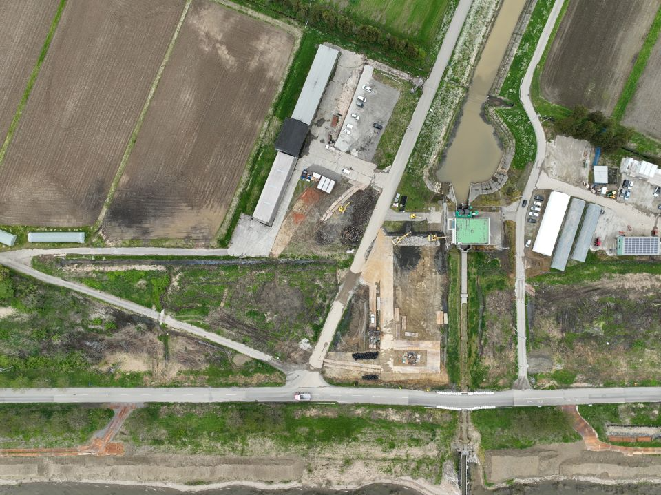 施工ヤード造成・浅層改良工を実施中