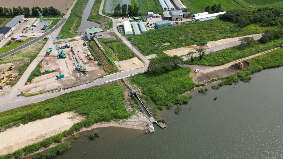 基礎杭工を実施中