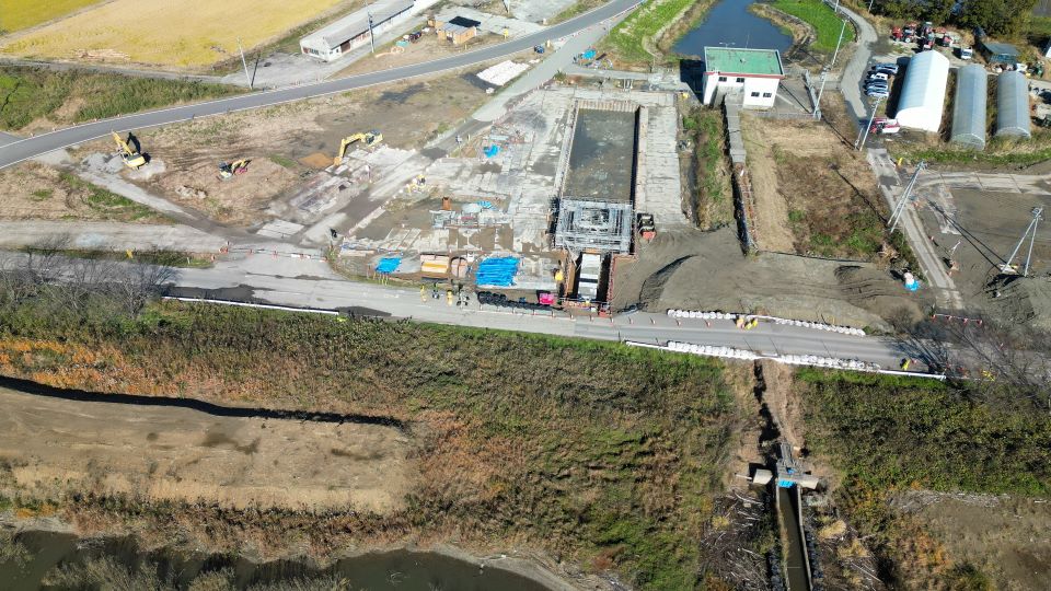 樋管部据付完了、仮設工のうち機場本体部土留工を実施中