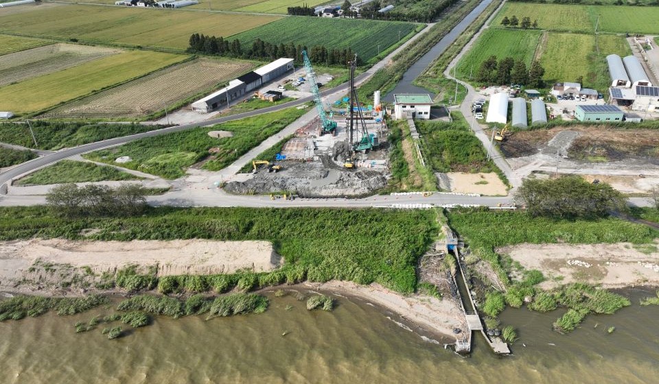 基礎杭工を実施中