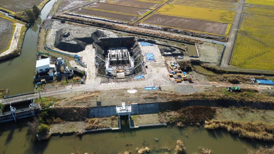 鉄筋組立(機場本体部)を実施中