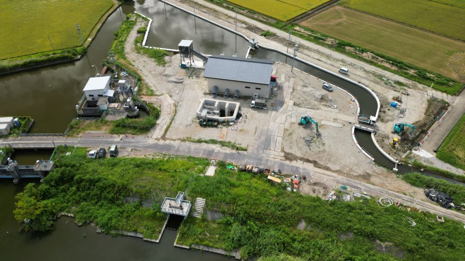 仮廻し水路埋戻し、仮廻し道路盛土を実施中