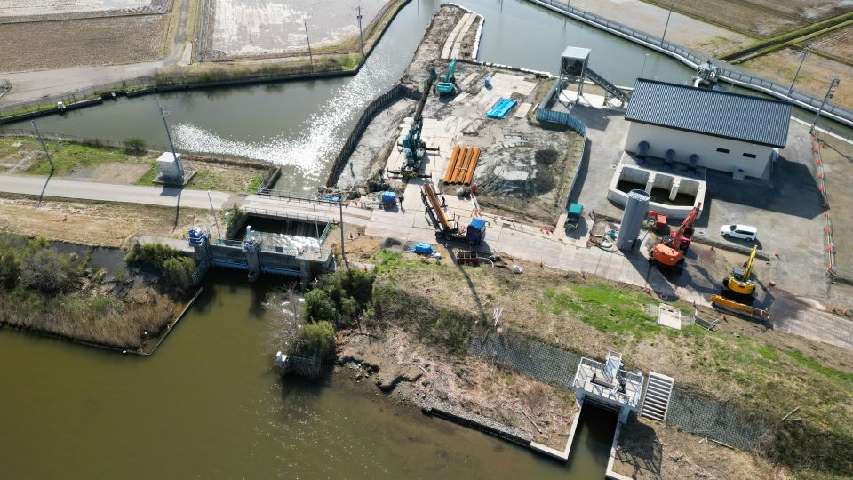 護岸矢板打設を実施中