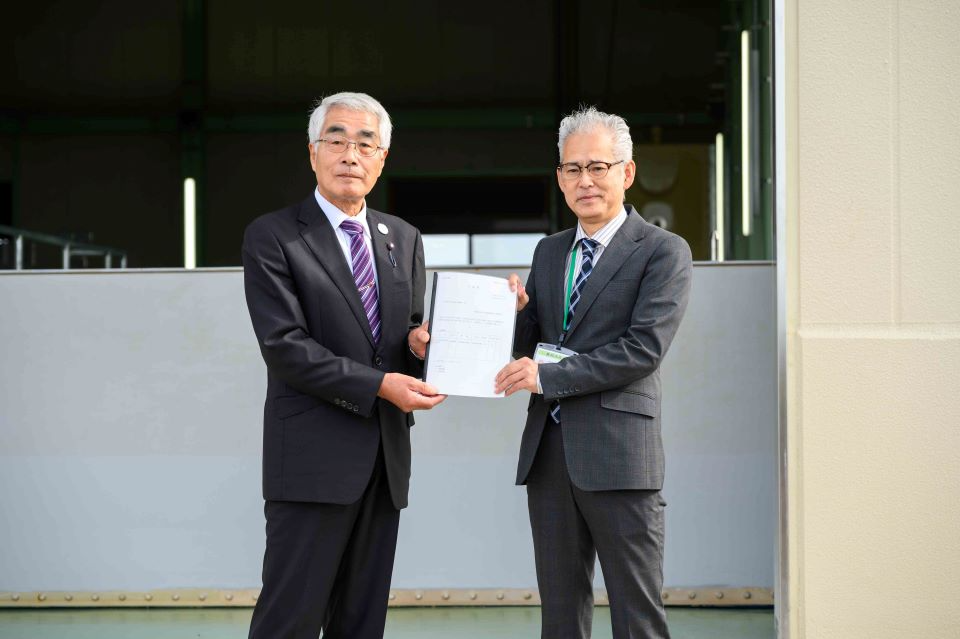 引き渡し書手交の様子