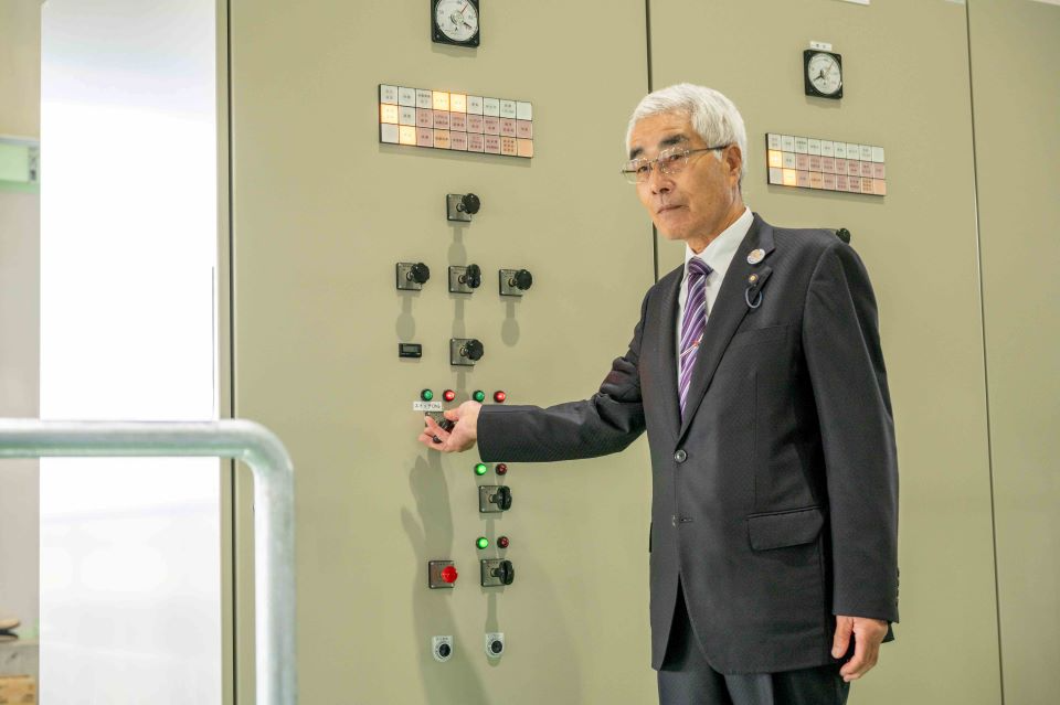 ポンプの運転を開始する酒井理事長