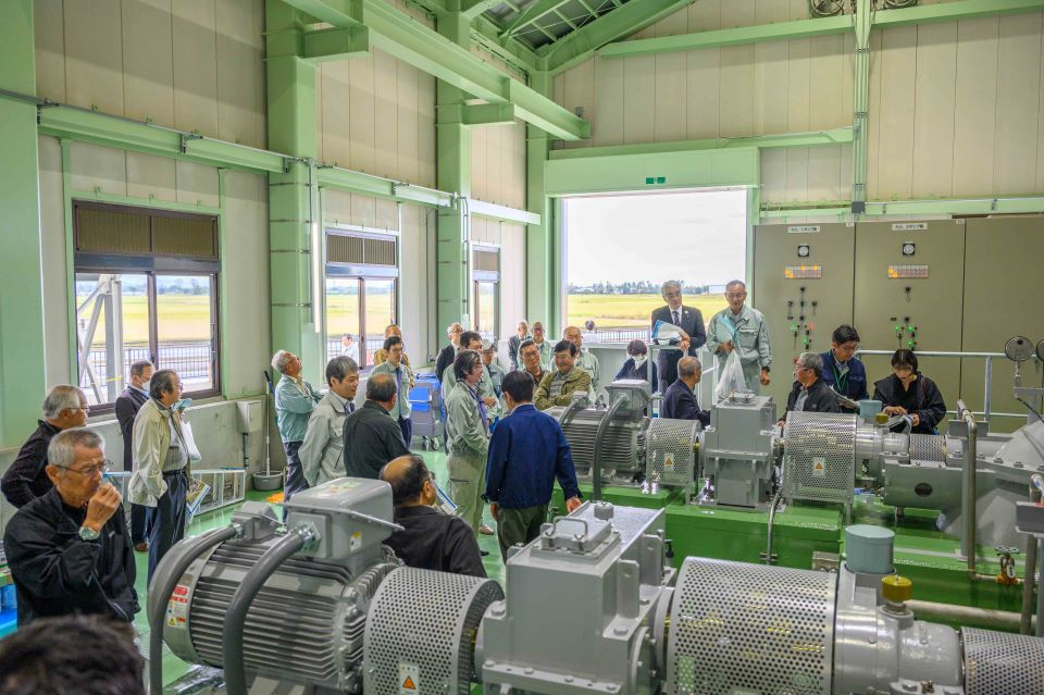 排水機場内を見学する様子