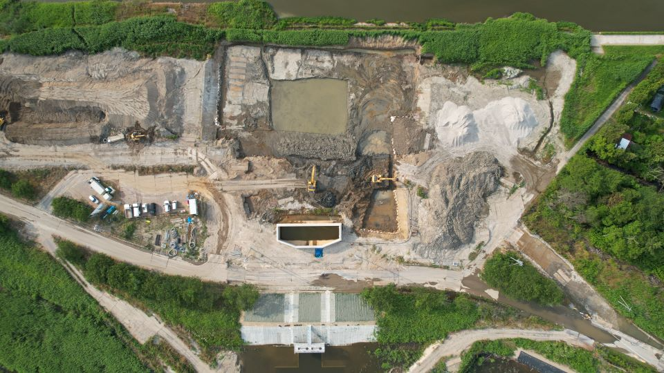 基礎工のうち地盤改良工（吸込水槽部）を実施中