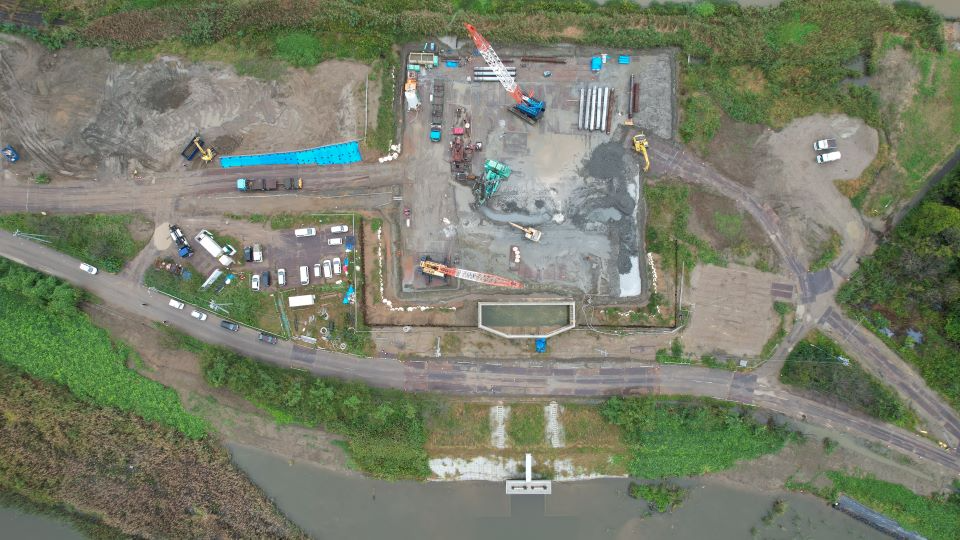 基礎工のうち基礎杭工（吸込水槽部）を実施中