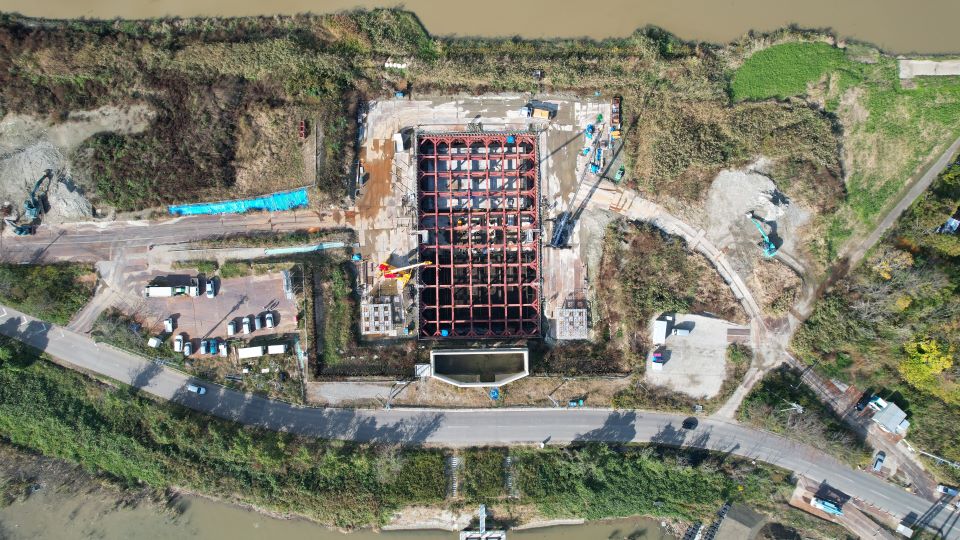 吸込水槽本体部の底版鉄筋組立を実施中