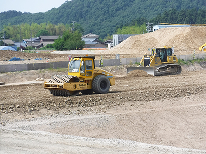 堤体盛土（令和元年5月から堤体盛立を開始）
