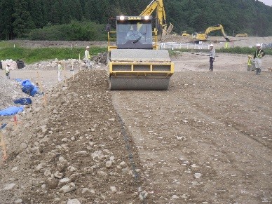 堤体盛土（令和元年5月から堤体盛立を開始）