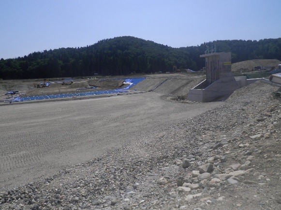堤体盛土（令和元年5月から堤体盛立を開始）