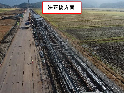 法正橋から市道小坂月岡温泉線側に向かう水路