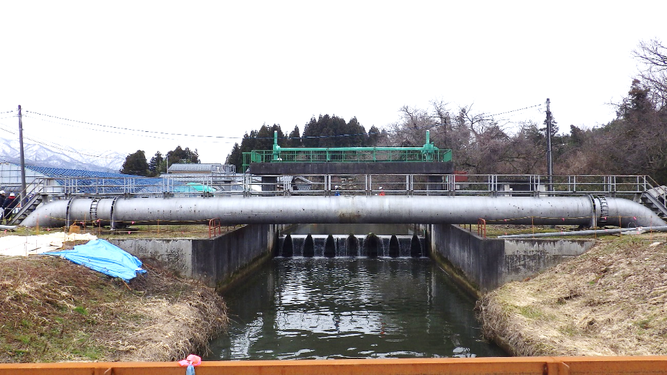 撤去を待つ松岡川水管橋