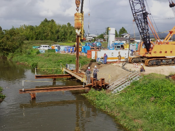 松岡川横断仮設橋工事