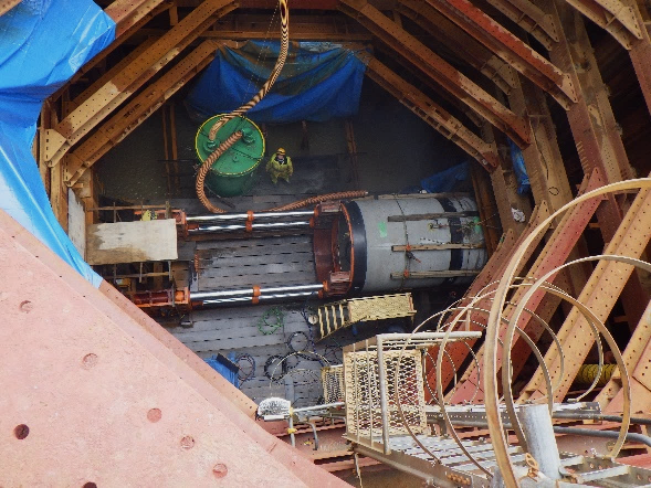 発進立坑内で推進管を押すジャッキ