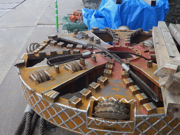 サイホンを掘る推進機前面のビット部