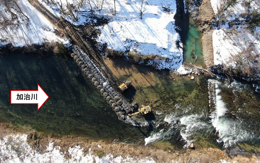 左岸側半川締切り工事の様子(ドローン撮影)