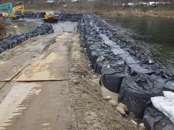 左岸側半川締切り工事状況