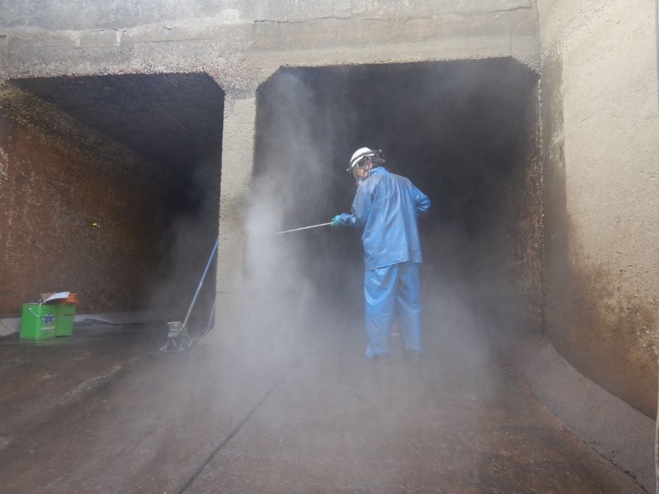 樋管内高圧洗浄の様子