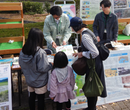 職員が説明をしている様子