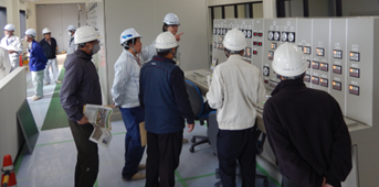 鎧潟第1排水機場の見学の様子