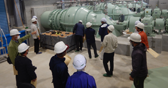 鎧潟第1排水機場の見学の様子