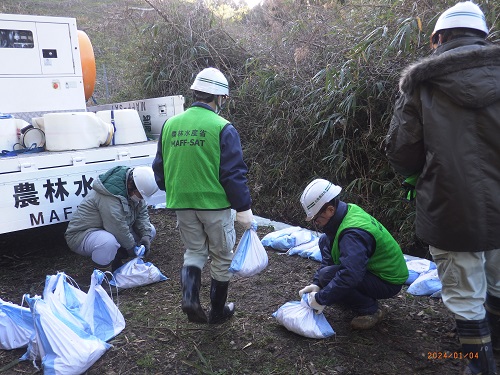 土のう製作（中谷内池　宝達志水町）